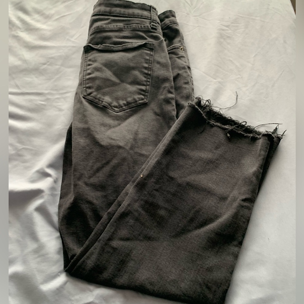 STS Blue Black Frayed Hem Pants

B2 0226